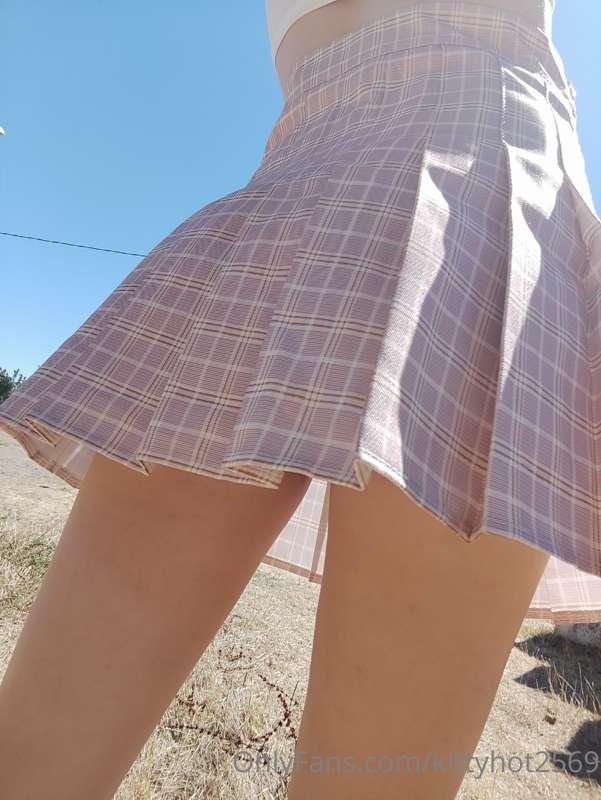 Debajo de la falda no llevo nada.... Quieres ver mi coñito p..