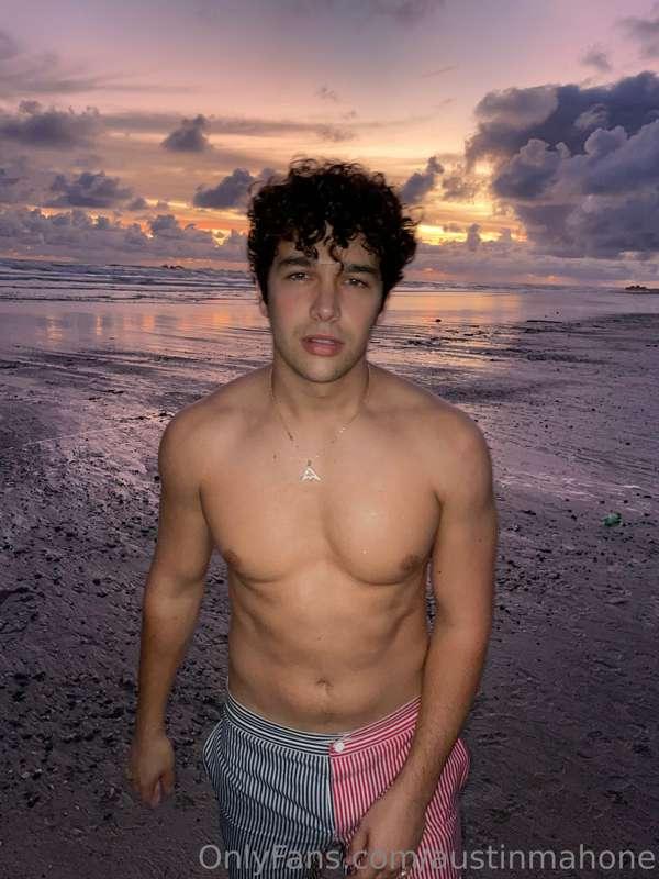 Wanna watch the sunset with me tonight? 🌅🌊