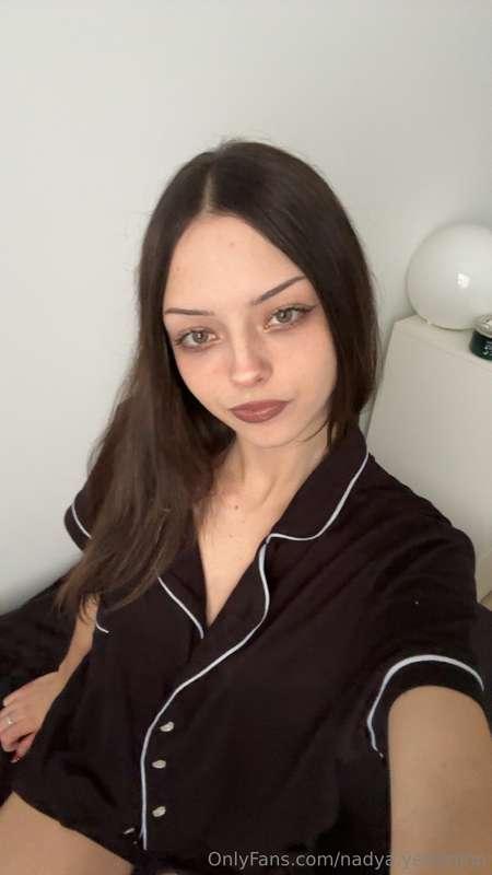 Bored and cute… say hi? 😇