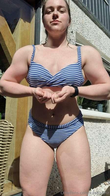 Would you submit to this muscle mommy? 😉