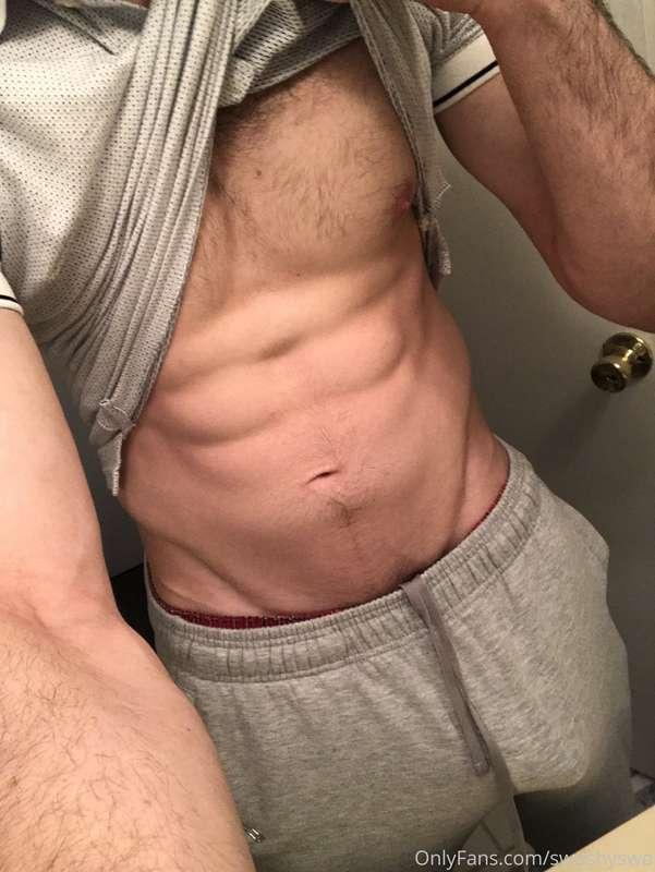 Who here likes grey sweatpants 😜