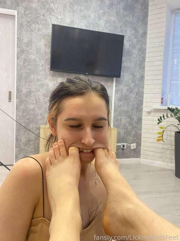 lickinggirlsfeet image #0