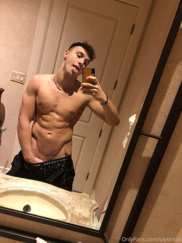 Happy new years sexies! and welcome to all my new fans 😘 Sho..