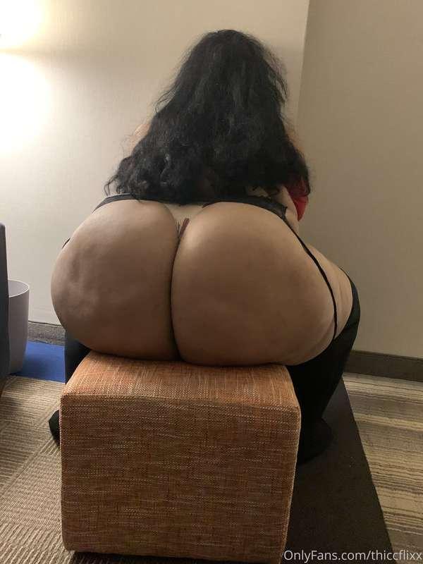 You’re at the club and you see me on stage like this wyd? 🍑⚠..