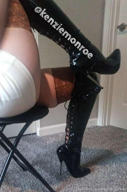 Let's get naughty! 😈 Dm me your sexiest heel fantasy!