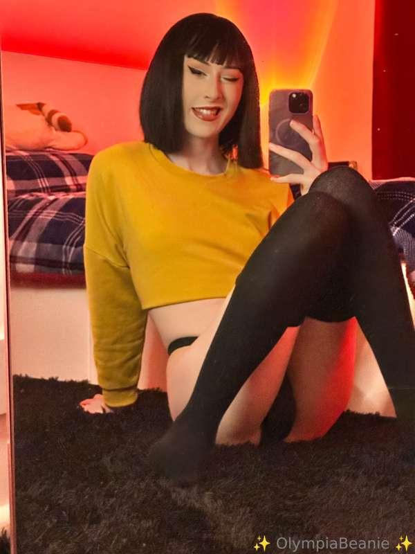 Swipe ⬅️ to see what I hide between my legs.. 😈