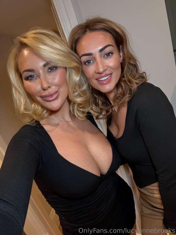 SELFIE SATURDAY 🤳🏼Who’d like to join us tonight? 😏😈