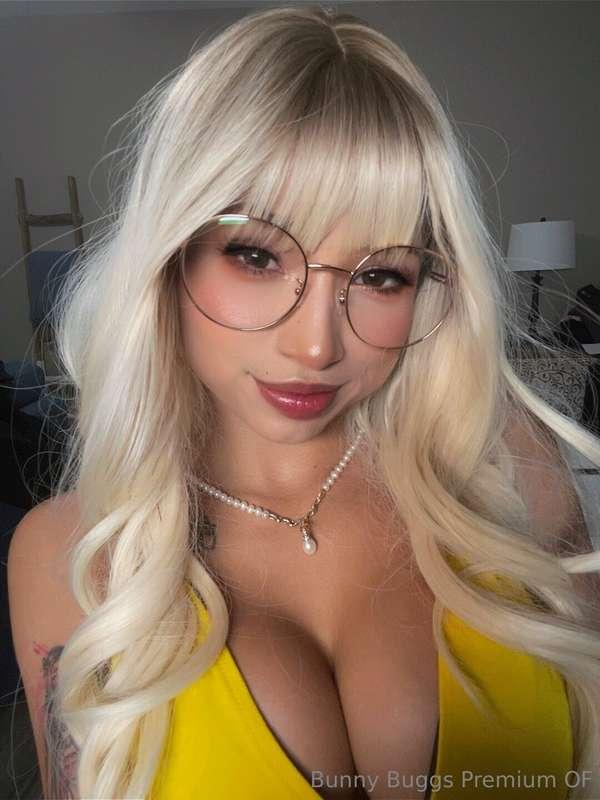 Psssttttt have you seen me use my dildo in those naughty tik..