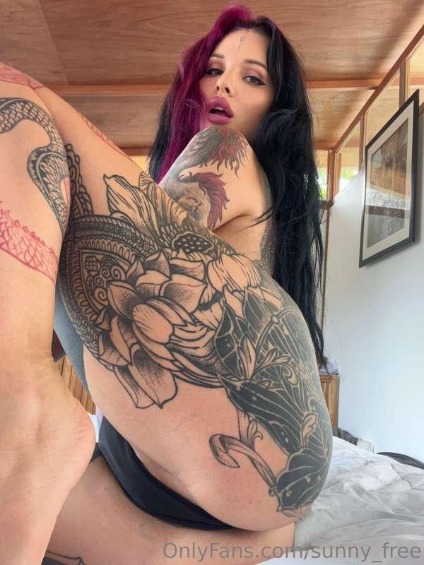 What teasing you more? My pink lips and tattooed ass?💖💖