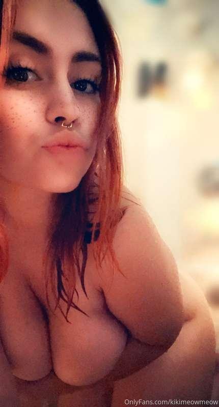 So horny 🥵🍑🍒 I’m in the mood to make some custom content 😈💋 ..