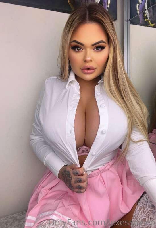 I wanna get fucked in this skirt 😈💦