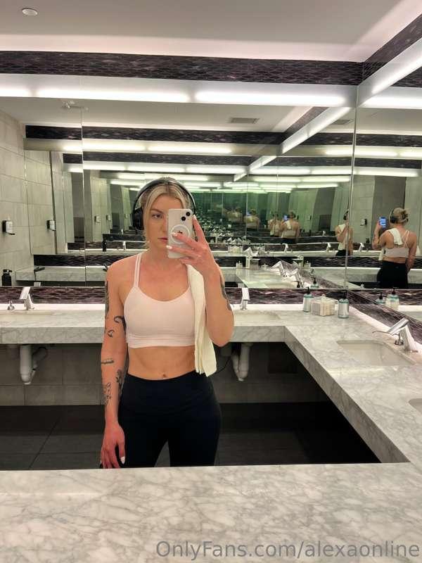 Here’s some gym pics I promise to post some ass or sumnthin ..