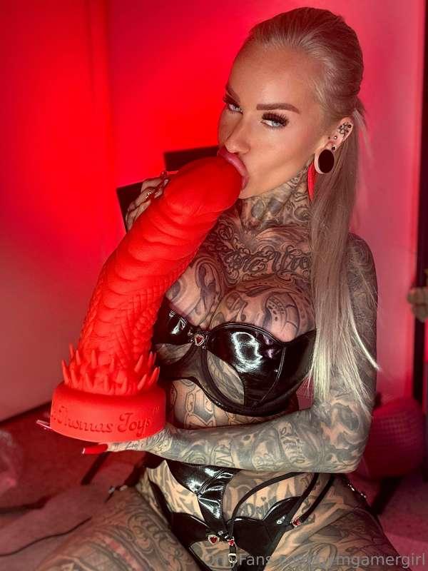 My brand new XXXXL Dildo 😍❤️ wanna see me having fun with it..