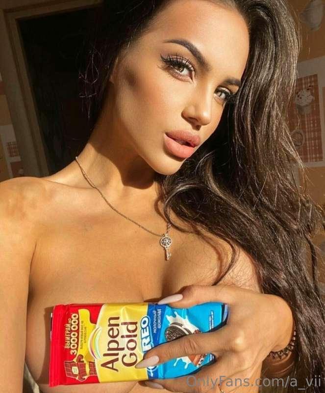 Will you be able to eat a chocolate bar from my 𝒏𝒂𝒌𝒆𝒅 𝒃𝒐𝒅𝒚?🍫..