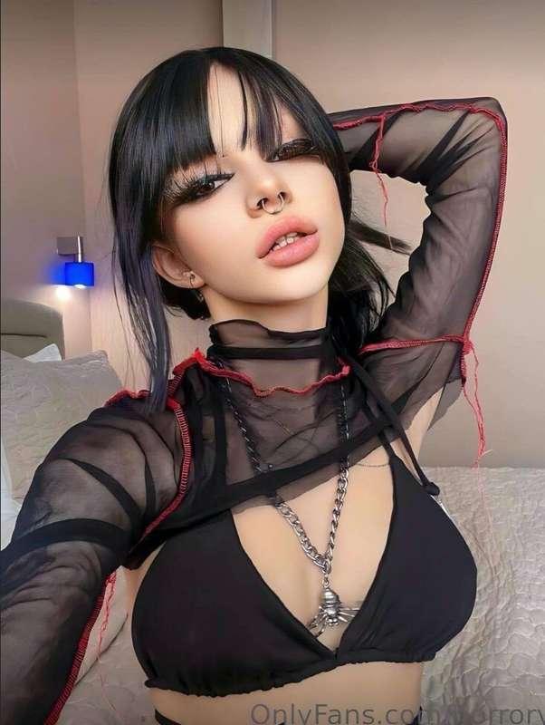 Subscribe @horrory for free today only 😍This girl @horrory w..