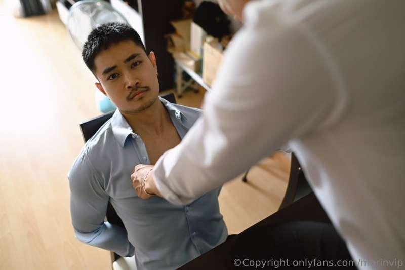 I hired a house boy to clean up my room..
Turned out he peek..