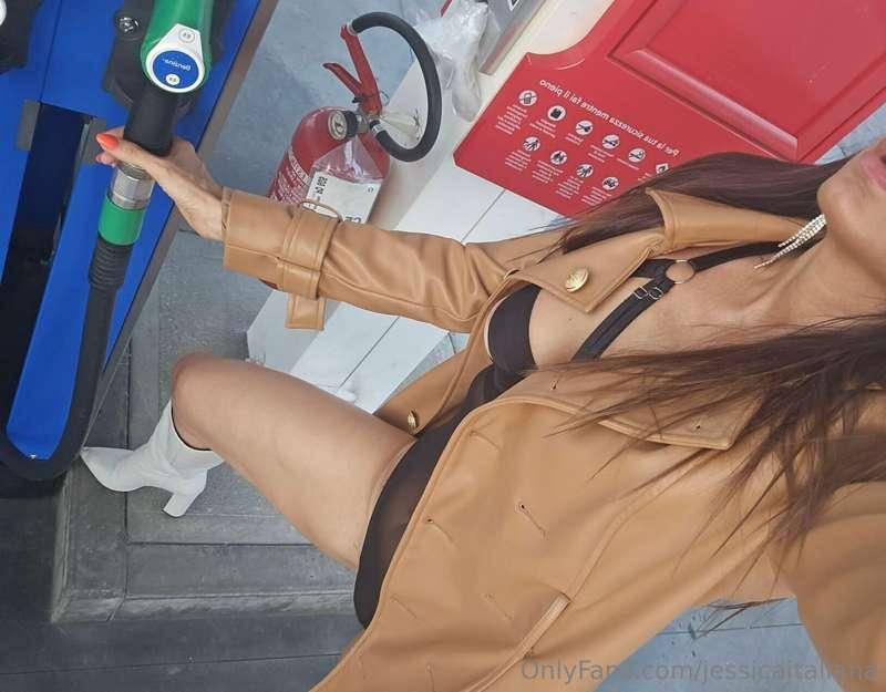 Questa sera esco a cena con un fan…💋💋💋
Per l’eccitazione non..