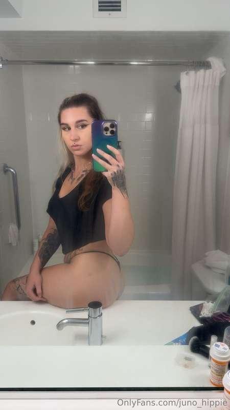 More naked mirror pictures🤭