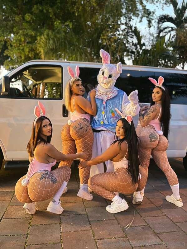 BUNNY GIRL ORGY 🐰 🍆 4 baddies vs one huge cock! IDK how we e..