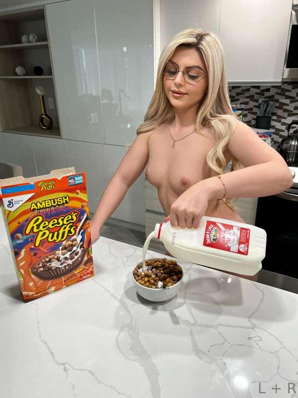 POV im bringing you breakfast and a blowjob.. 💕