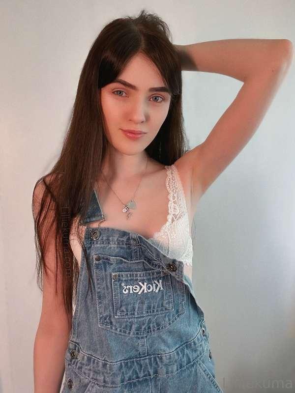 I took some pics in my new dungarees today 🥹 do u think they..