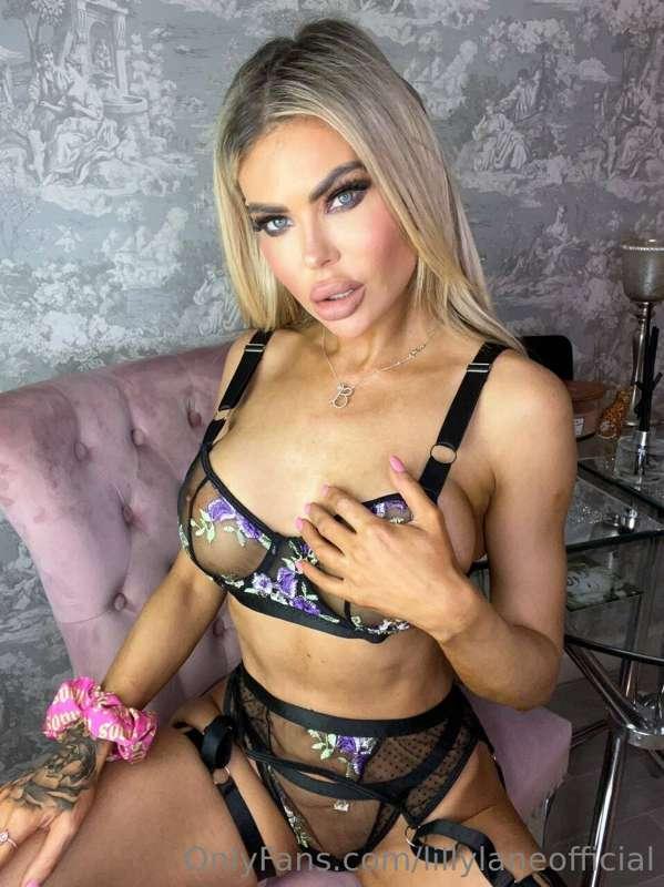 YOUR Blonde bombshell 😍