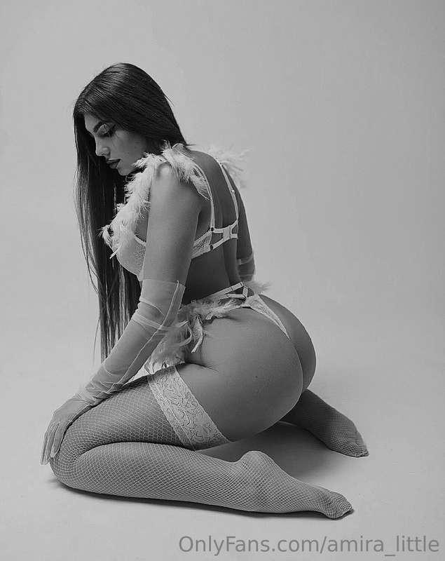 Do you like such a sweet and juicy peach?🍑😏