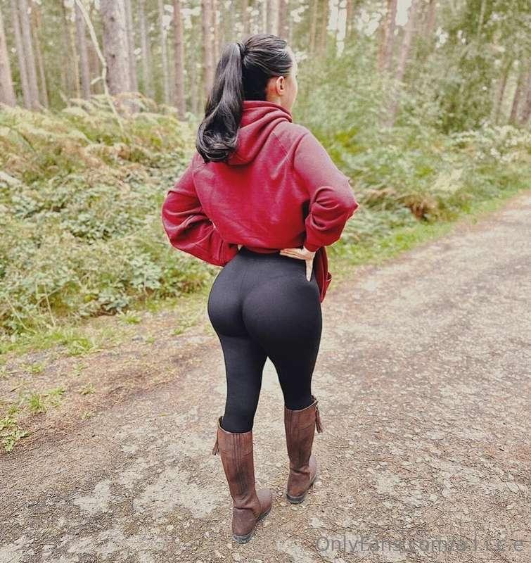These leggings are so tight on my bum! 🤭