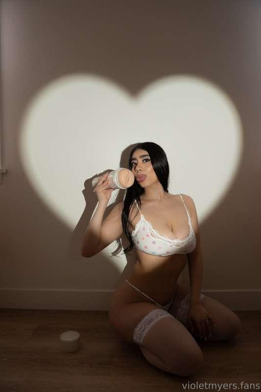 I wanna use my favorite toy with you, I know you gonna enjoy..