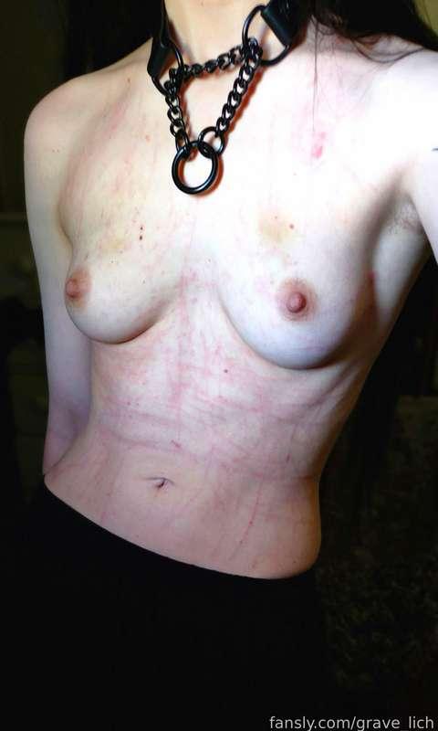Some of the aftermath from today's video! My right side definitely had some more substantial damage...but my entire torso still feels oh so warm and fuzzy 🖤

#fyp #masochist #masochism #bdsm #pain #painplay #nude #tits #boobs #smalltits #smallboobs #petite #fit #scratching #bruised #metalhead #goth #alt #gothwomen #gothgirls #altwomen #altgirls 
