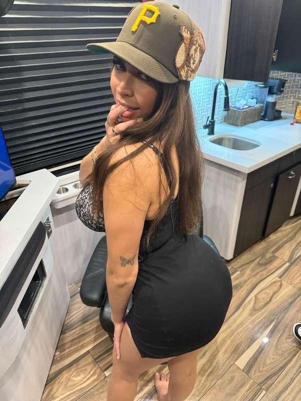 Caught me playin’ with my look and this cute lil’ cap 😘 ‘P’ ..