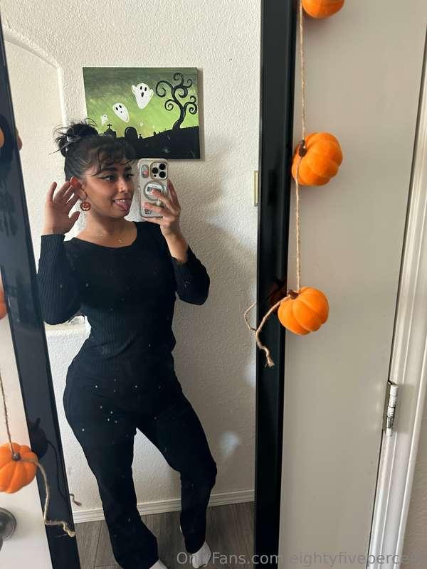 Do I look cute today 🎃? Swipe to see what’s under these clot..