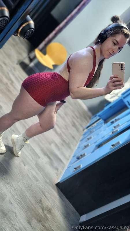 Working on perfecting the glute pop, whatcha think? 😉🍑