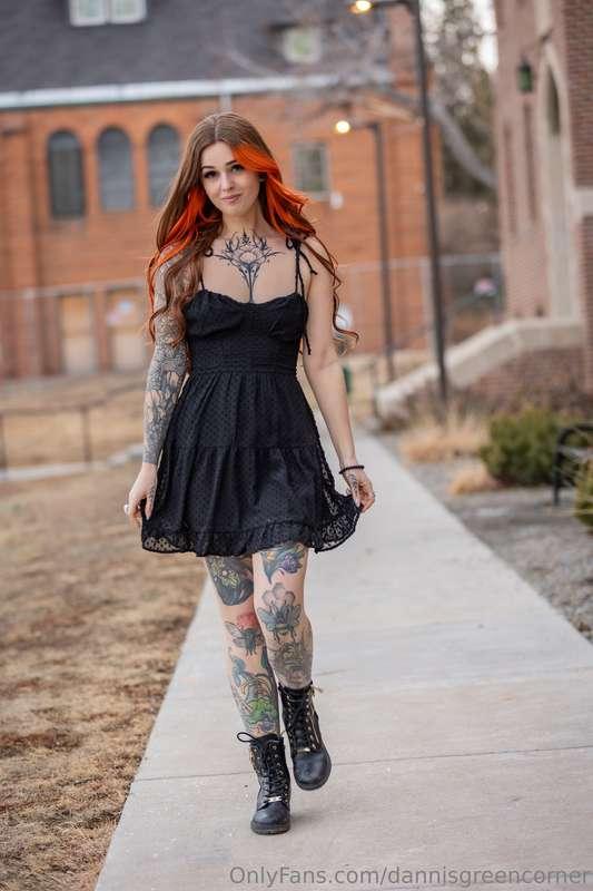 Happy Friday!! Wanna take a stroll with me? 💕