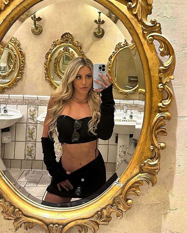 Let the outfit do the talking 🖤