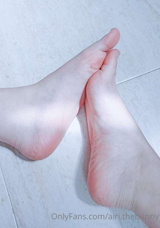 やあ、ハニー!
How's your day?
Here's some feet for you ♡
