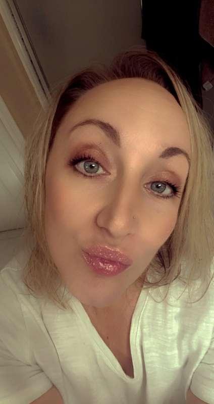 Happy Thursday! My husband gets to put his dick right here a..