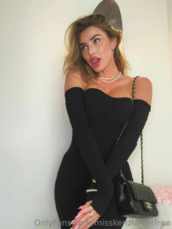 Who says you can't get dressed up on a Tuesday? 😛🖤