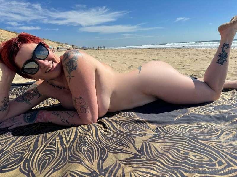 Si tu veux plus de photos coquines de moi à la plage envoie ..