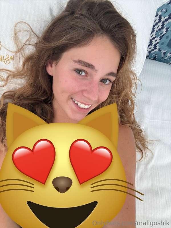  which emoji do you associate with me? 🐰