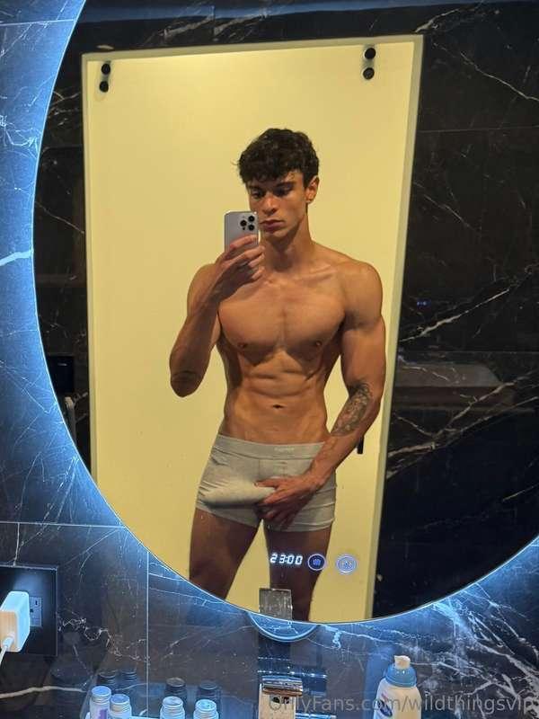 WARNING! @parkerreid is LIVE RN 😳 
