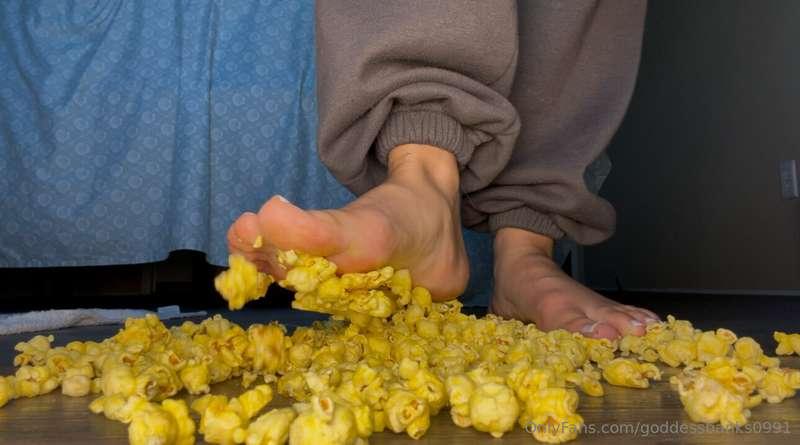 Barefoot & popcorn 🍿 