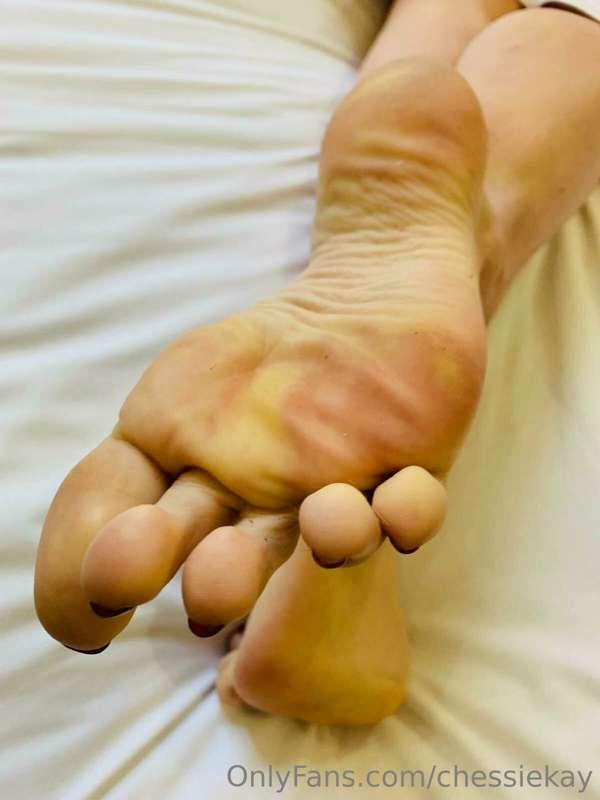 Worship my feet.. these high soles cover them in kisses befo..
