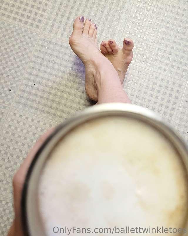 Morning coffee and morning toes 👣☕️😋