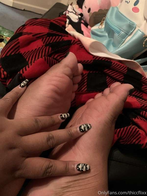 Where are all my feet lovers? Pay for my toes to get done! 🥰