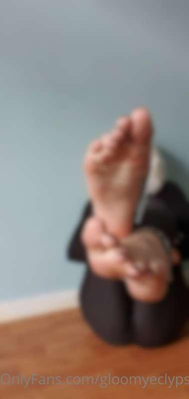 Making my feet extra wrinkly for you <3 more pics with this ..