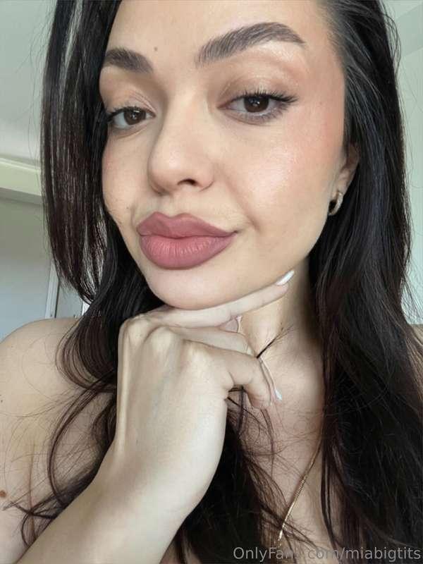 Don’t you wanna cover this pretty face in cum ?🥰