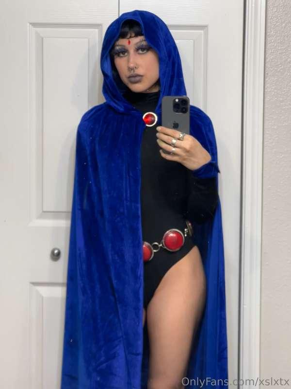 this is why Raven doesn’t want anyone in her room 🤫 Happy Ha..