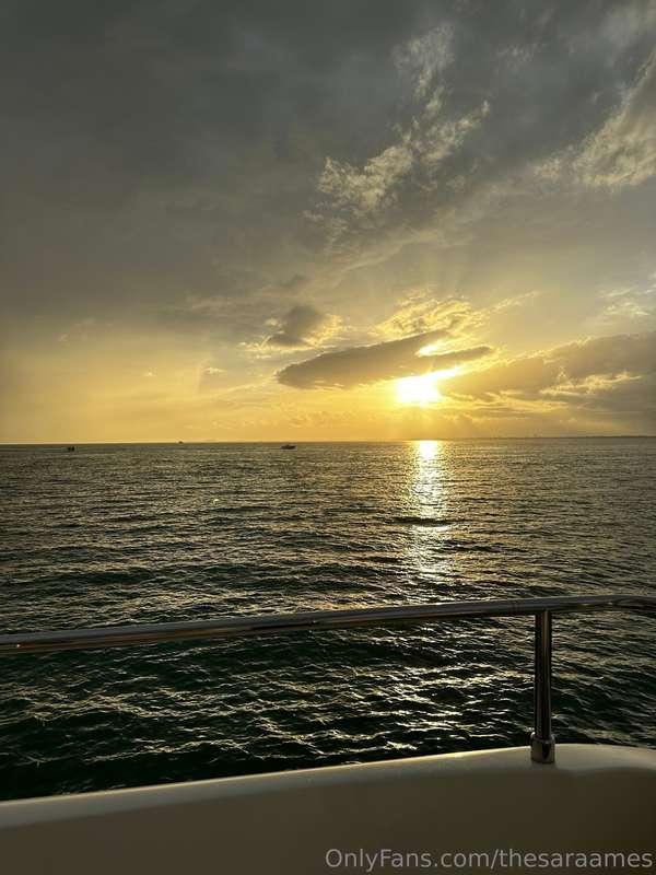 i just want someone to fuck under the sunsets with 🥰