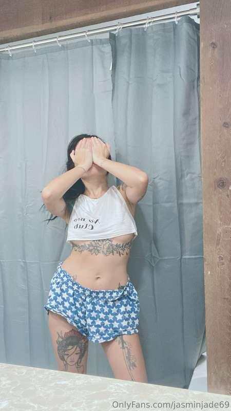 A lil crop top, a lot of attitude 😝 and a hand to my face🙈....